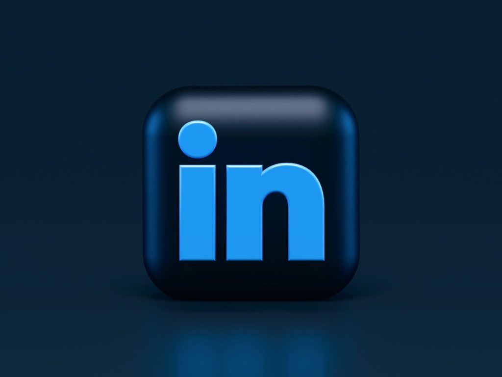 La imagen muestra el logo azul de LinkedIn sobre un fondo azul oscuro.
