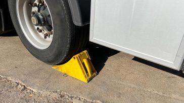 calzo amarillo al volante camion estacionado e1682794334774